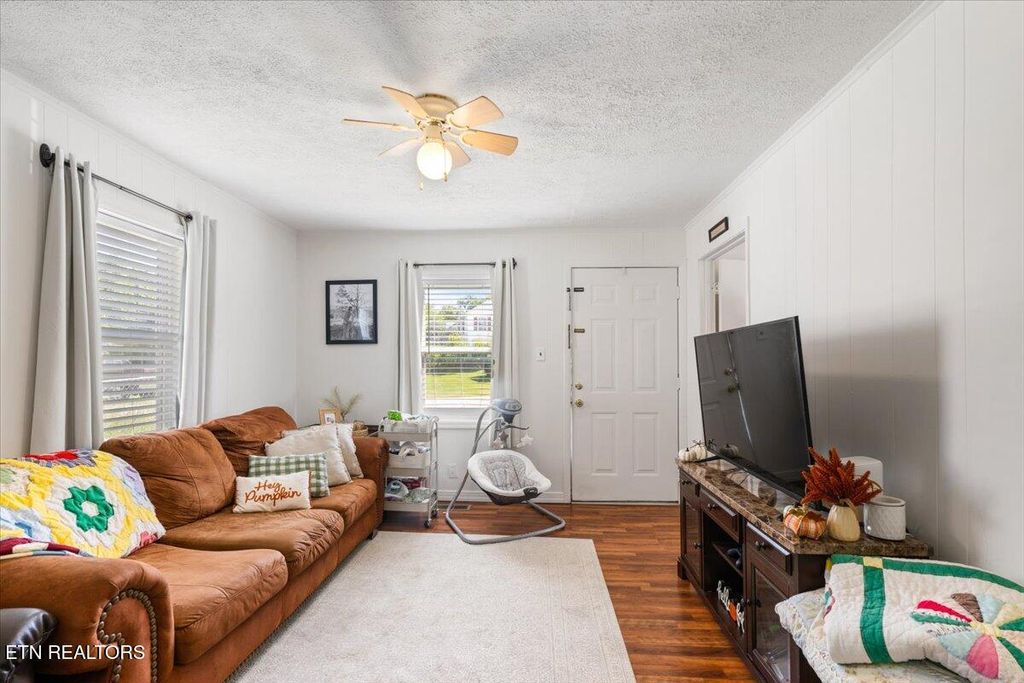 Photo of 411 E Chestnut St, LaFollette, TN 37766 (MLS # 1315022)