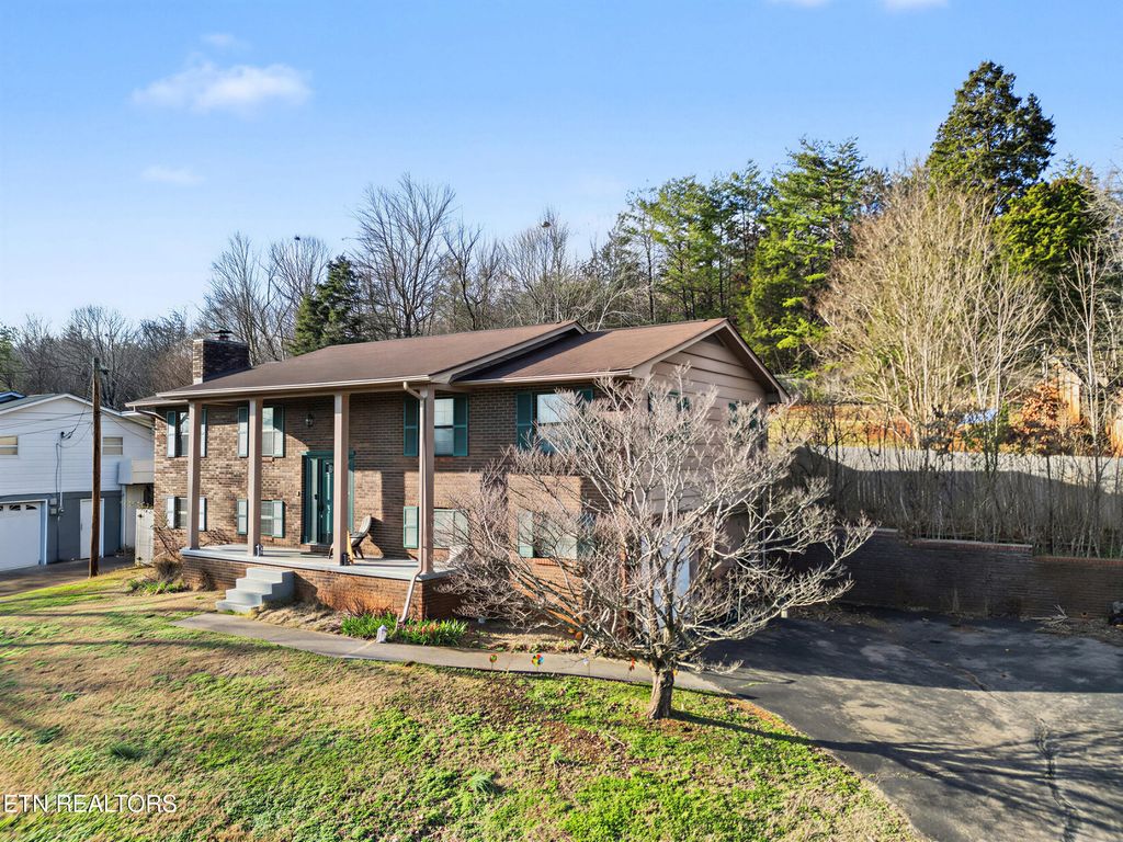 Photo of 1421 Mount Vista Drive, Knoxville, TN 37920 (MLS # 1339812)