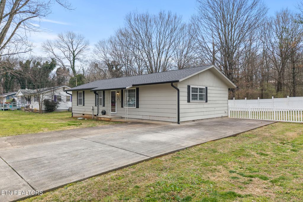 Photo of 1215 Jones St, Athens, TN 37303 (MLS # 1331369)