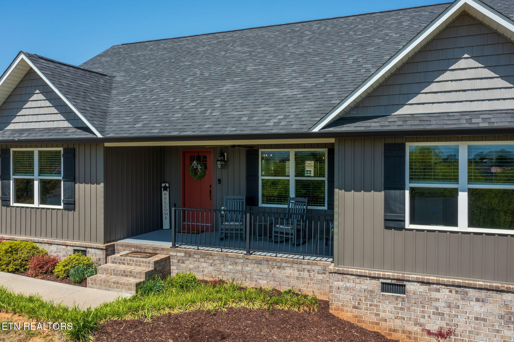 2045 kings View Loop