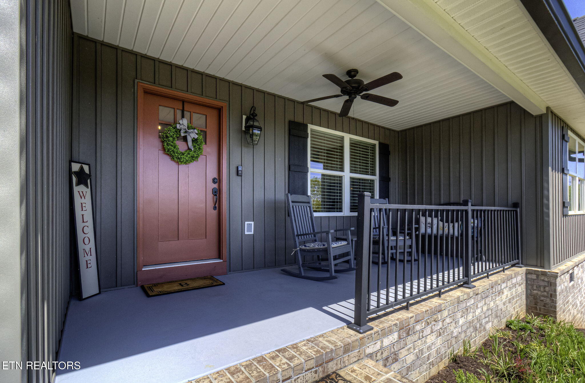 2045 kings View Loop
