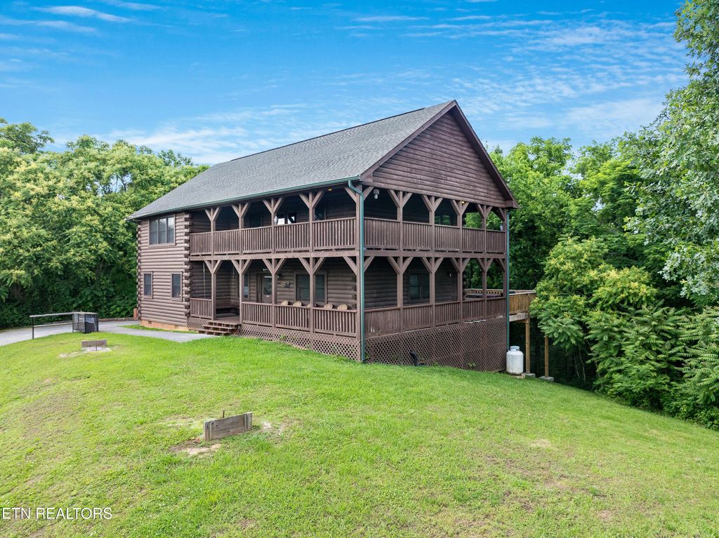 Photo of 2039 Oakmont Drive, Sevierville, TN 37876 (MLS # 1317742)