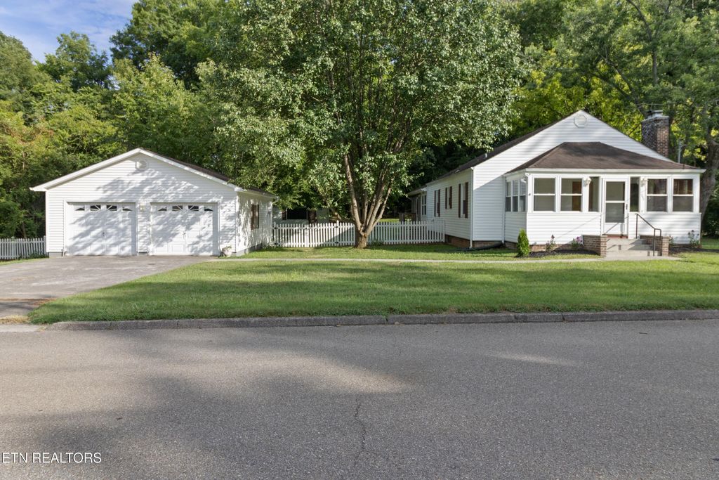 Photo of 946 Poplar St, Alcoa, TN 37701 (MLS # 1308582)