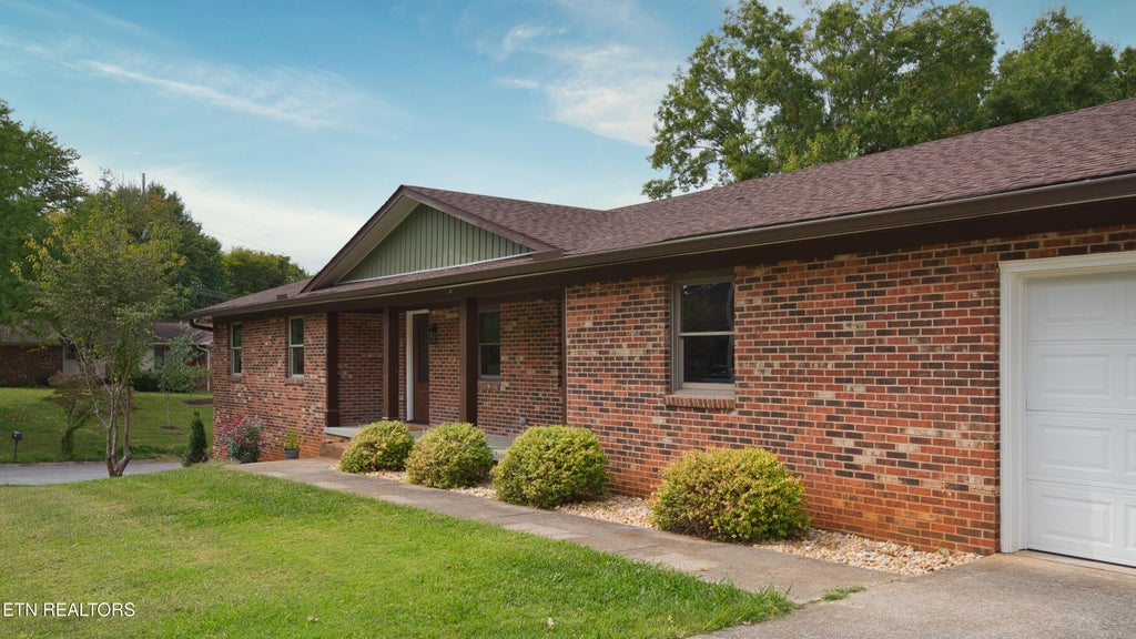 Photo of 935 Devon Circle, Maryville, TN 37804 (MLS # 1359033)