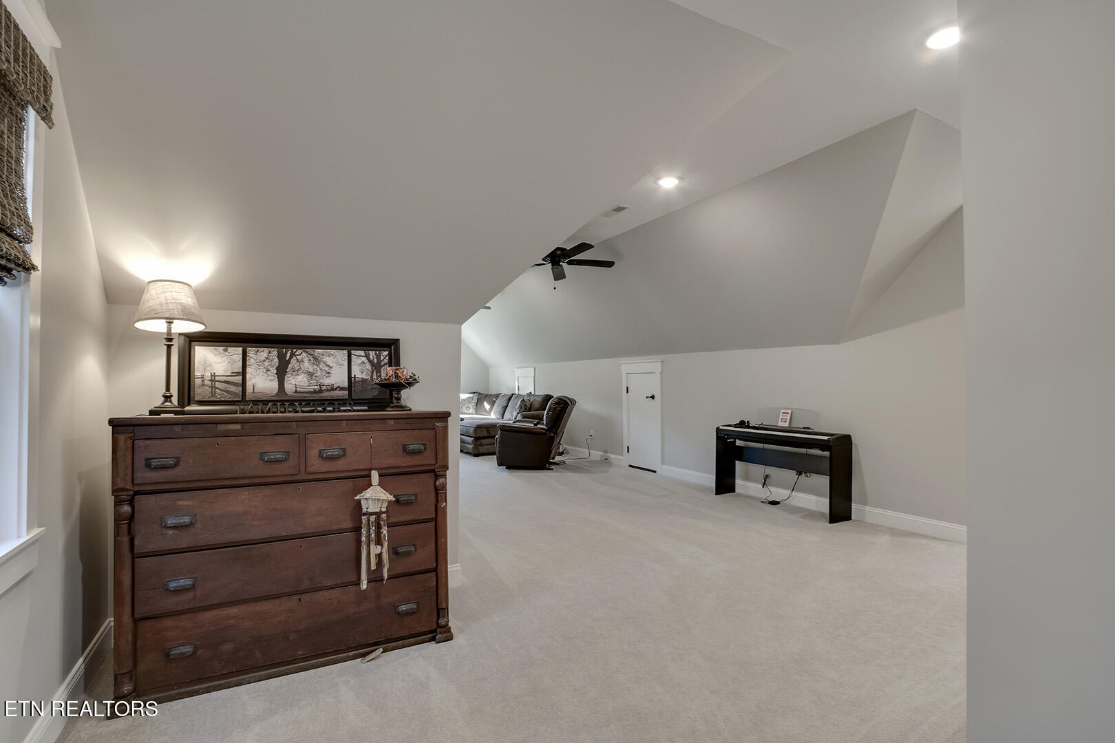 Loudon, Tennessee 37774, United States, 4 Bedrooms Bedrooms, ,4 BathroomsBathrooms,Residential,Active,242202