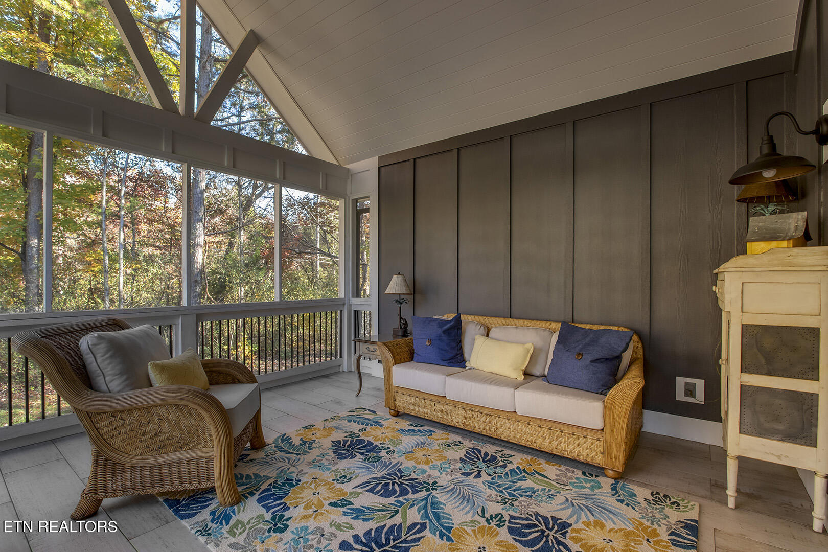 Loudon, Tennessee 37774, United States, 4 Bedrooms Bedrooms, ,4 BathroomsBathrooms,Residential,Active,242202