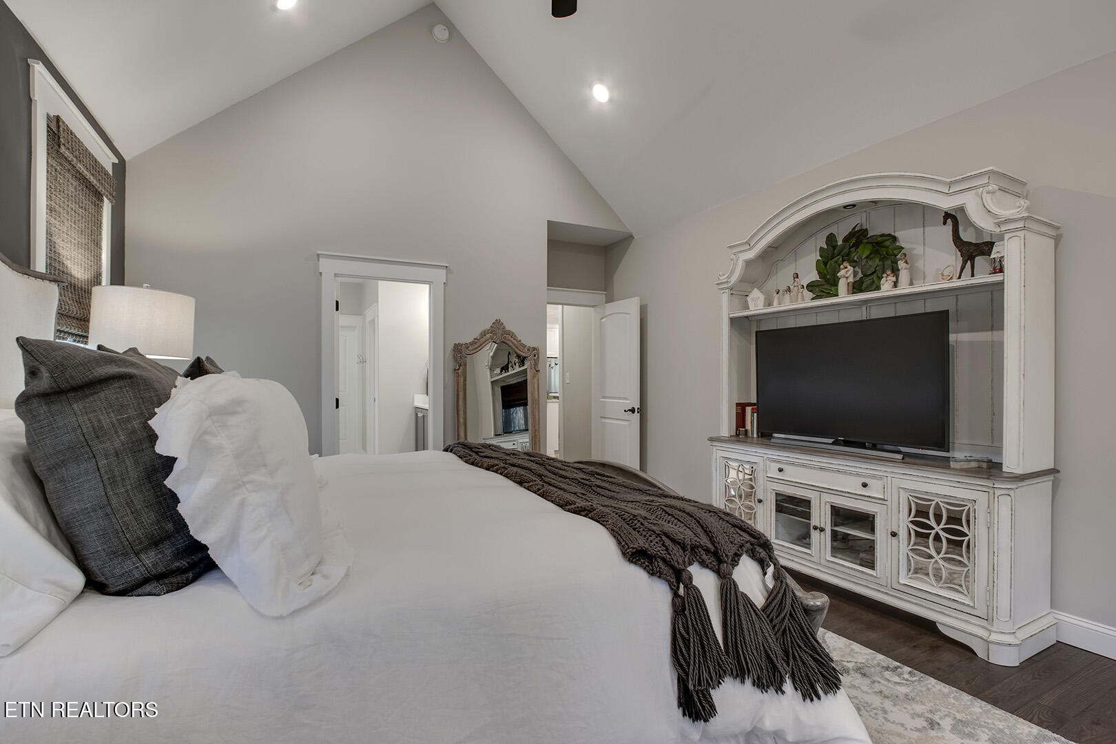 Loudon, Tennessee 37774, United States, 4 Bedrooms Bedrooms, ,4 BathroomsBathrooms,Residential,Active,242202