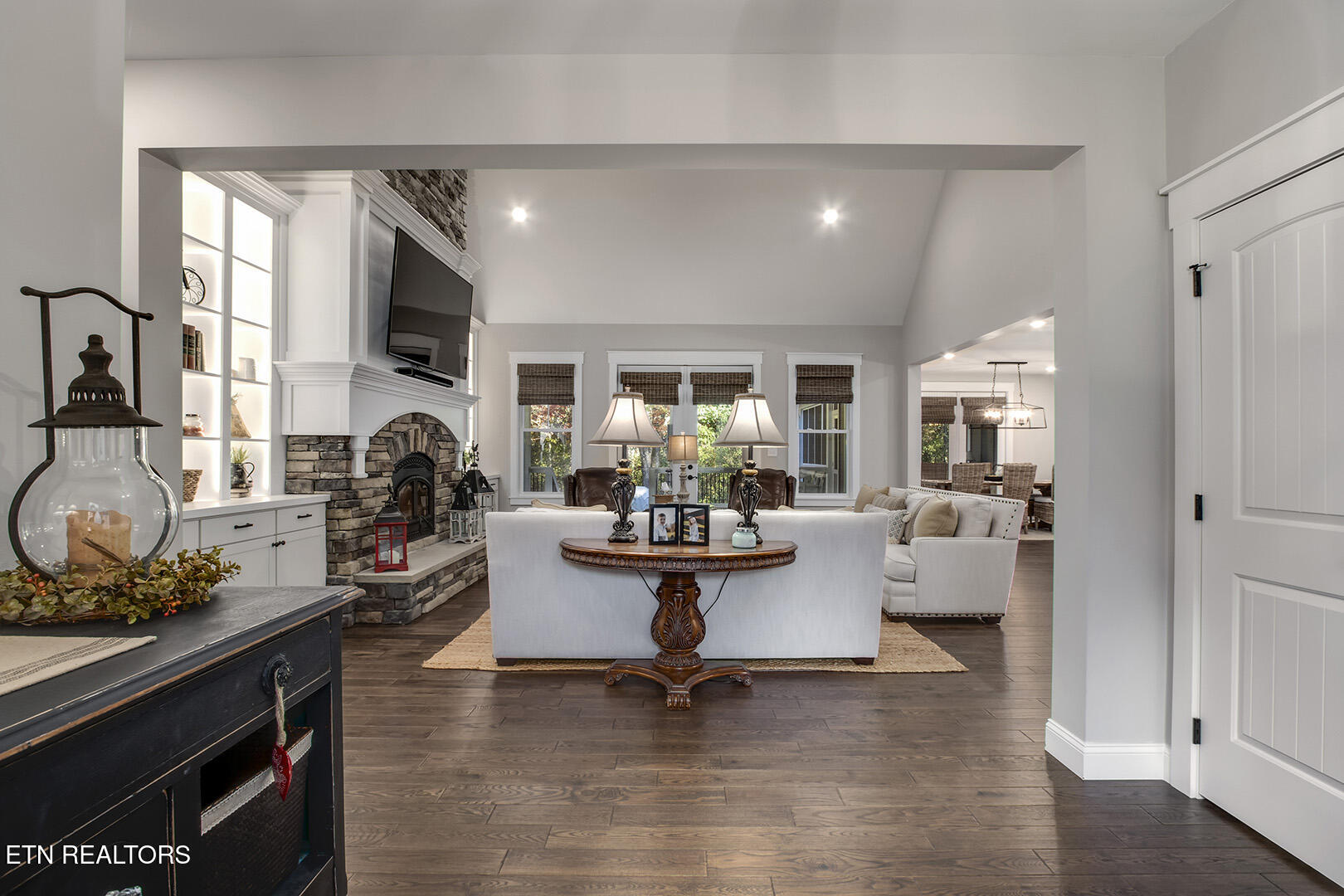 Loudon, Tennessee 37774, United States, 4 Bedrooms Bedrooms, ,4 BathroomsBathrooms,Residential,Active,242202