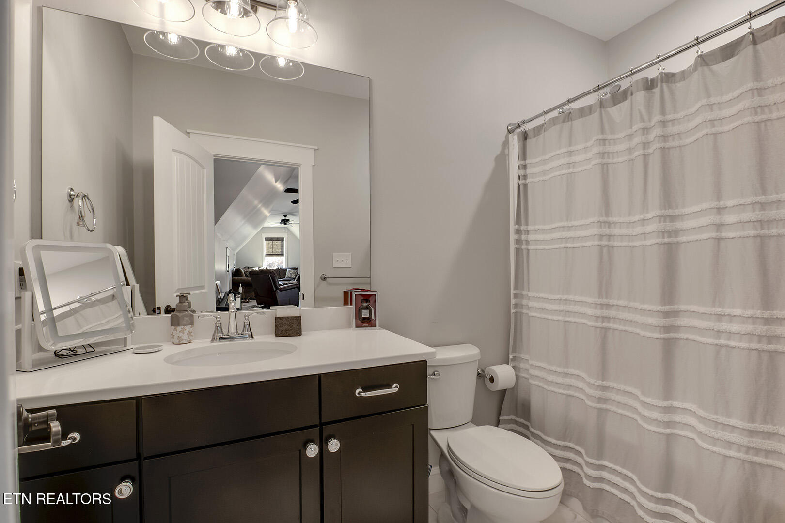 Loudon, Tennessee 37774, United States, 4 Bedrooms Bedrooms, ,4 BathroomsBathrooms,Residential,Active,242202