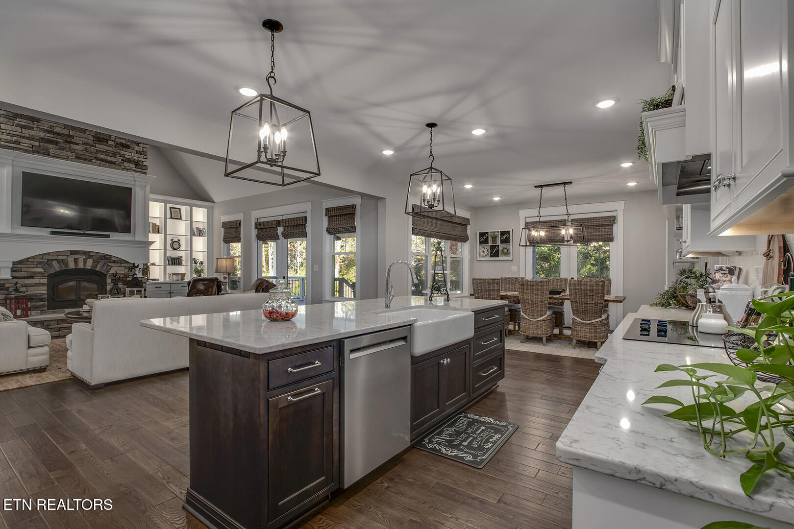 Loudon, Tennessee 37774, United States, 4 Bedrooms Bedrooms, ,4 BathroomsBathrooms,Residential,Active,242202