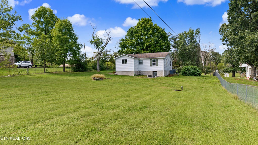 Photo of 924 Honeysuckle Rd, Maryville, TN 37801 (MLS # 1357025)