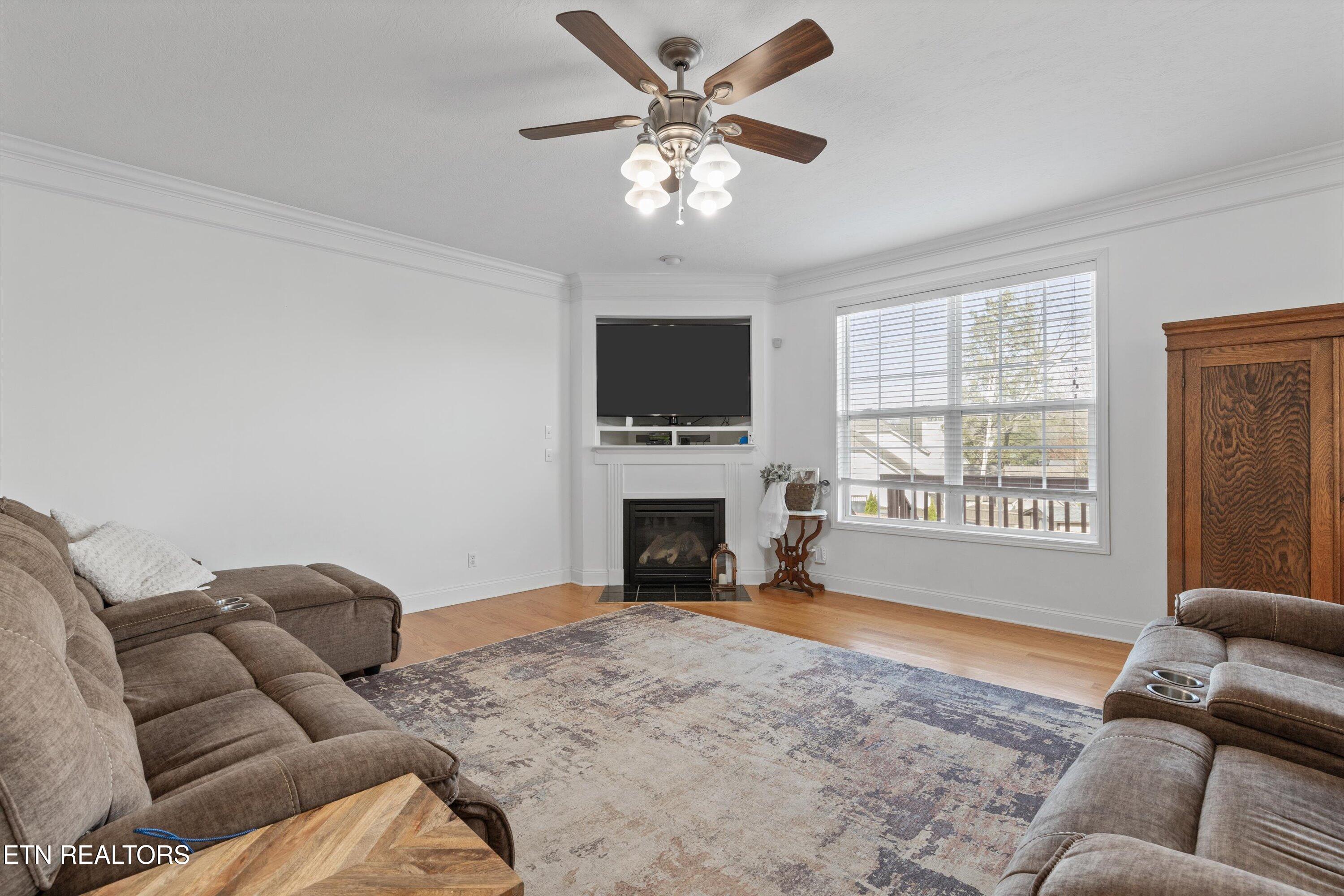 628 W Glenview Drive