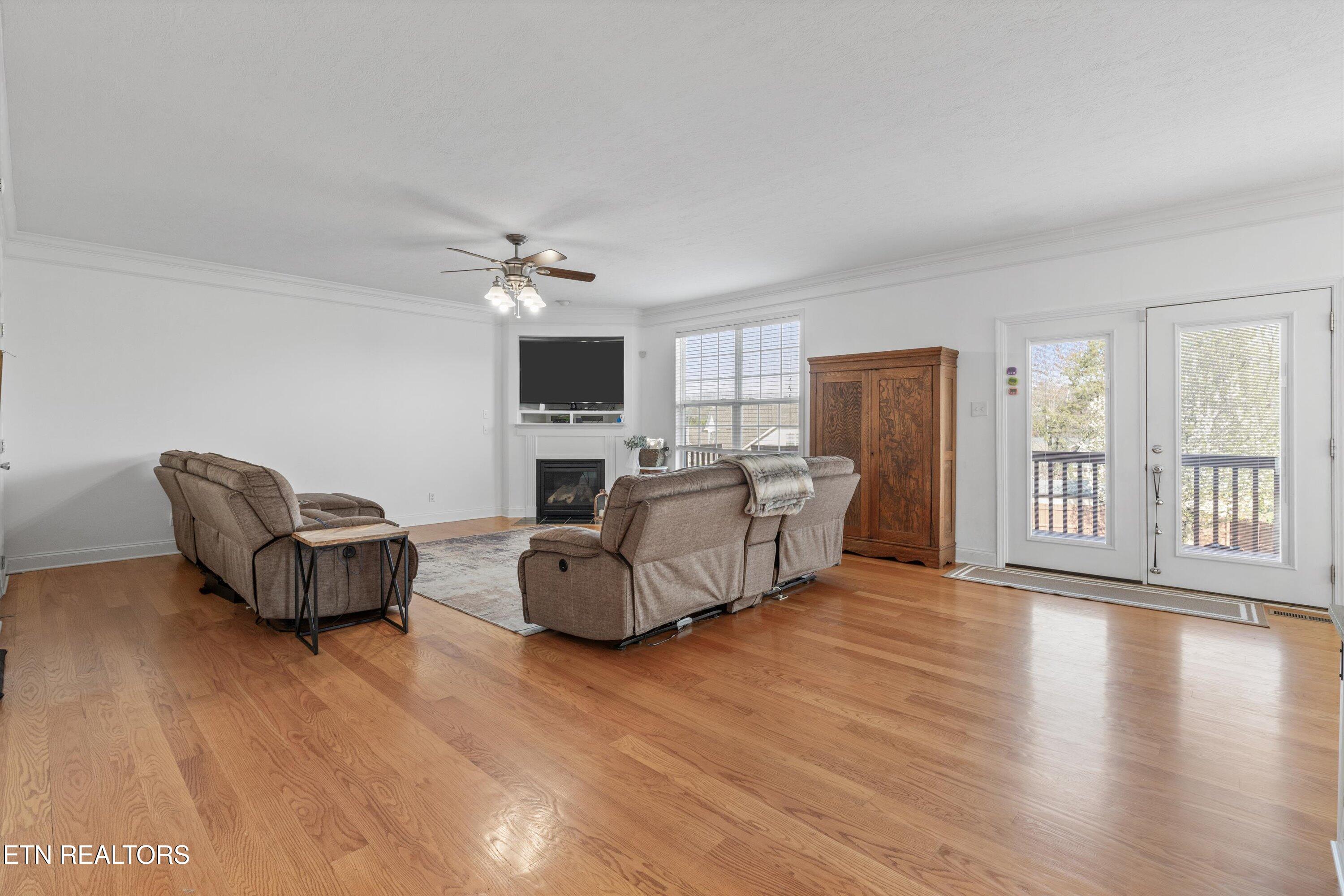 628 W Glenview Drive