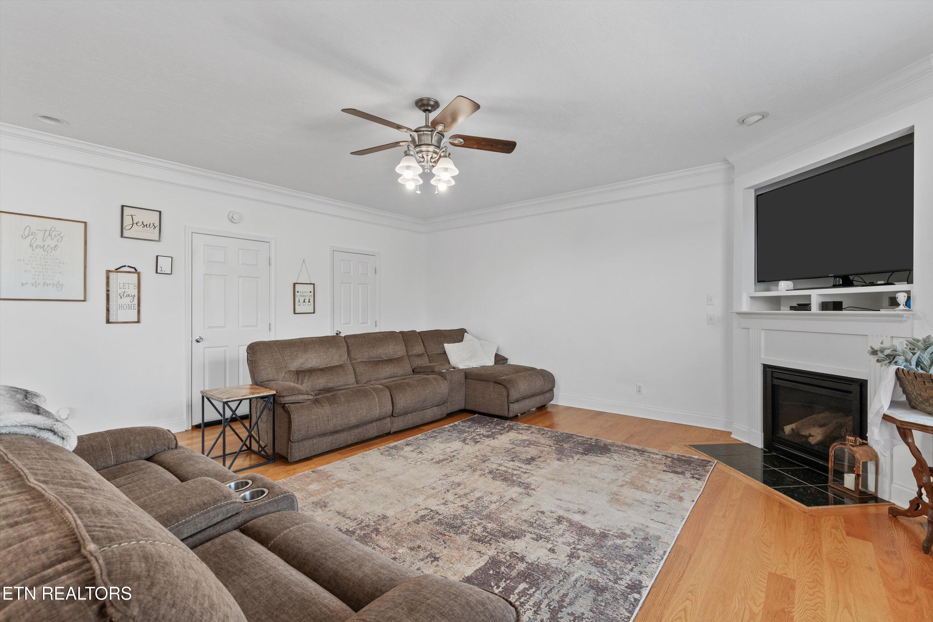628 W Glenview Drive