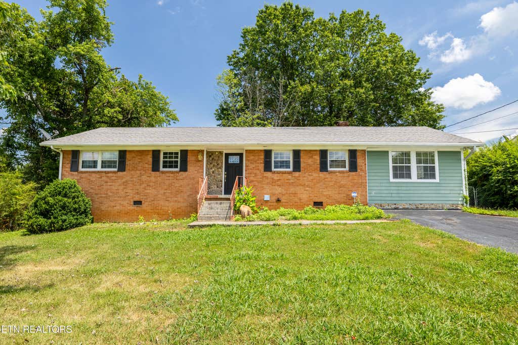 Photo of 427 Oak St, Morristown, TN 37813 (MLS # 1308853)