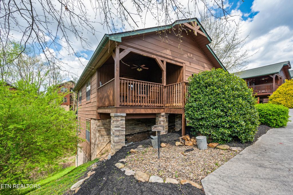 Photo of 913 Mcmakin Way, Pigeon Forge, TN 37863 (MLS # 1297044)