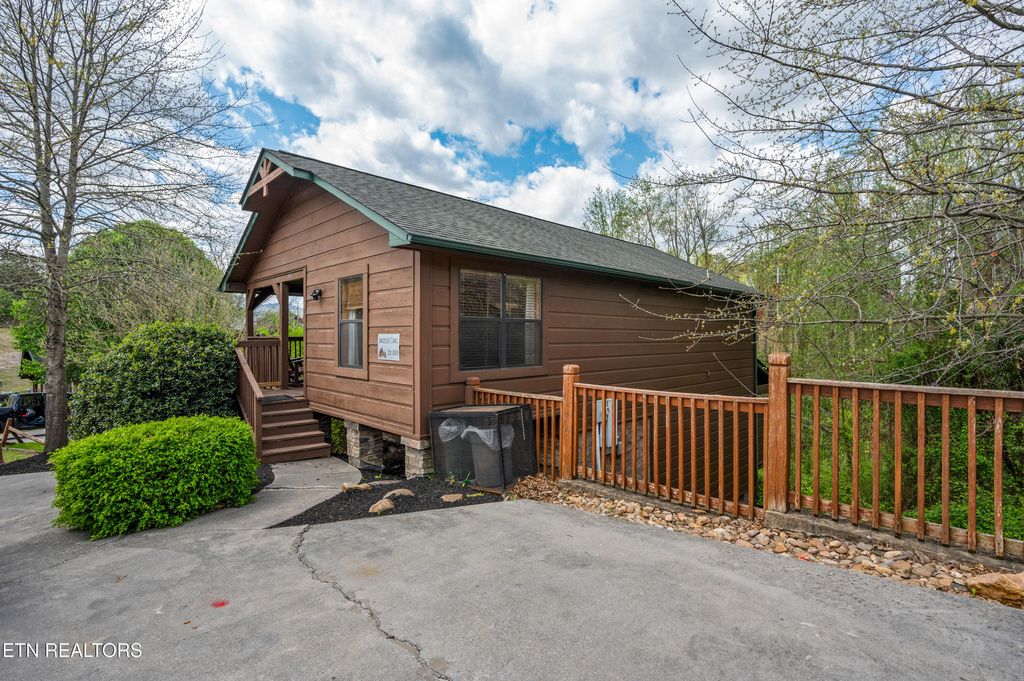 Photo of 913 Mcmakin Way, Pigeon Forge, TN 37863 (MLS # 1297044)