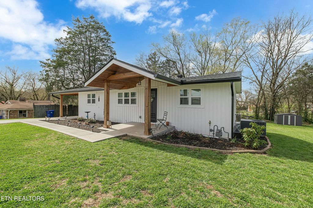 Photo of 326 S Fowler St, Clinton, TN 37716 (MLS # 1294733)