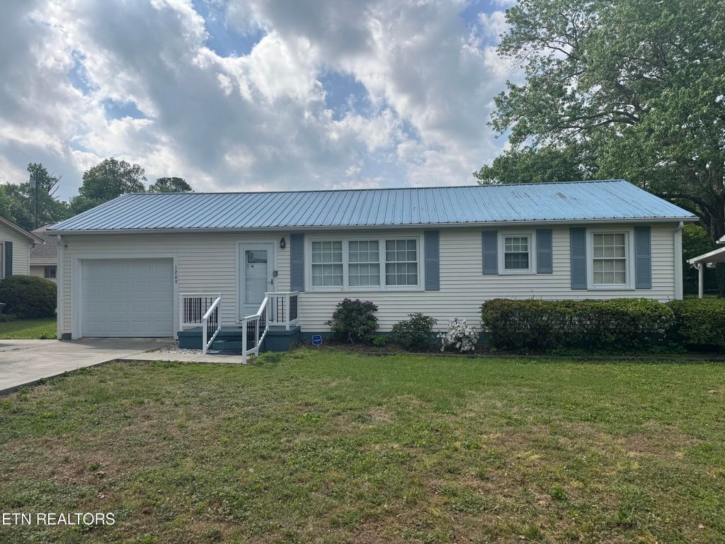 Photo of 1209 Morgan St, Athens, TN 37303 (MLS # 1337314)