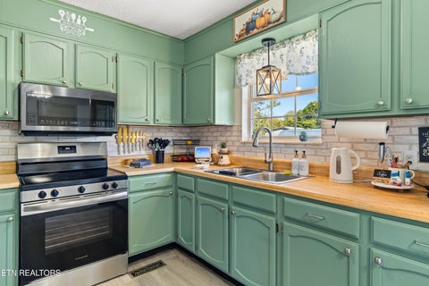 Tiny photo for 113 Cleveland Rd, Sweetwater, TN 37874 (MLS # 1359826)