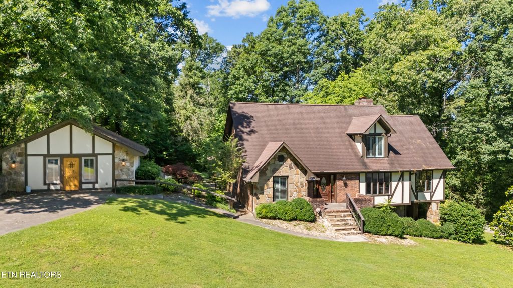 Photo of 1056 Topside Drive, Sevierville, TN 37862 (MLS # 1343728)