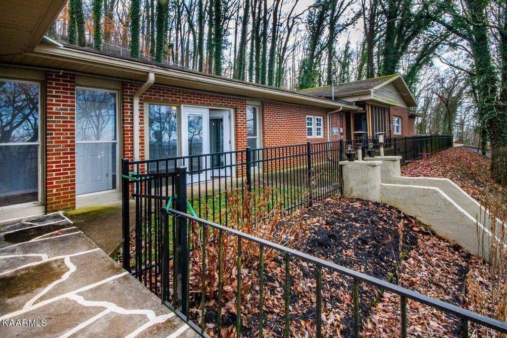 Photo of 833 E Cumberland Drive, Louisville, TN 37777 (MLS # 1230991)