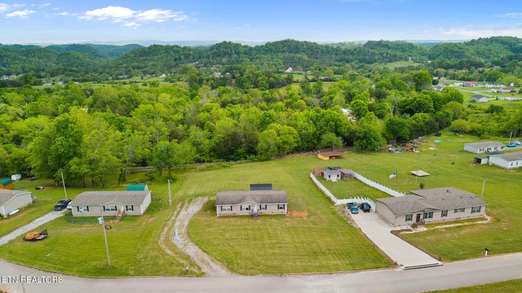 Photo of 604 Elaine Drive, Tazewell, TN 37879 (MLS # 1338959)