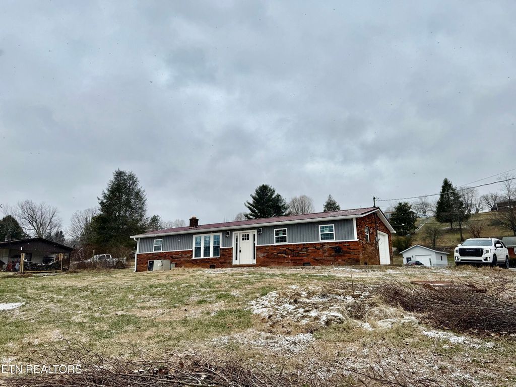 Photo of 225 WHITAKER St, Tazewell, TN 37879 (MLS # 1286445)