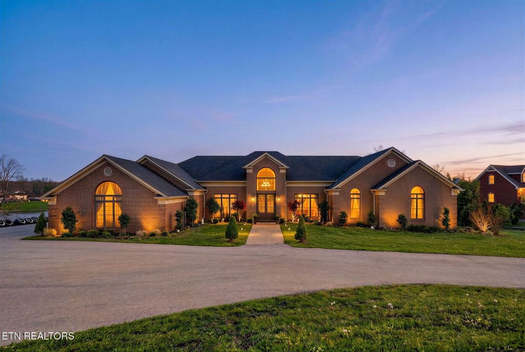 Photo of 1042 Holiday Drive, Crossville, TN 38555 (MLS # 1336663)