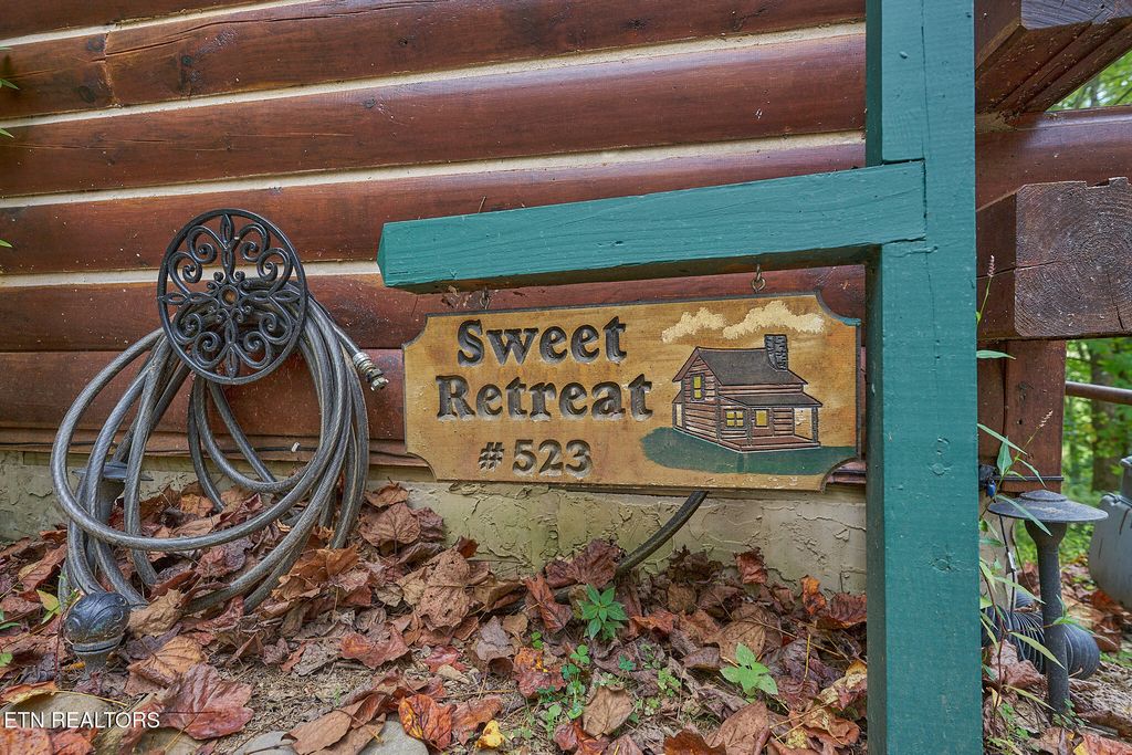 Photo of 523 Hoot Owl Way, Gatlinburg, TN 37738 (MLS # 1315928)