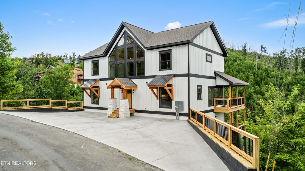 Photo of 745 Pinecrest Drive, Gatlinburg, TN 37738 (MLS # 1312489)