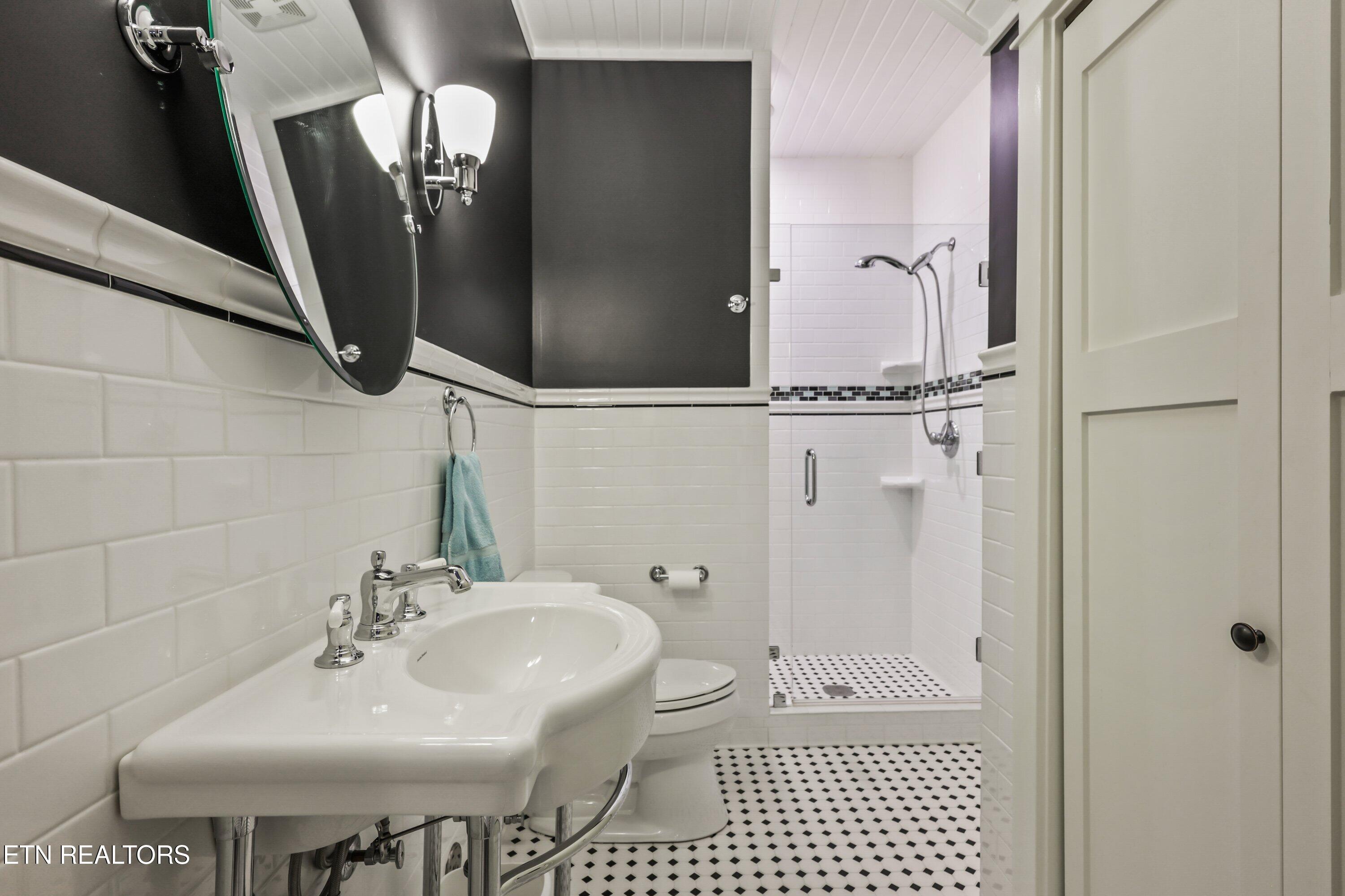 Sharps Chapel, Tennessee, 37866, United States, 3 Bedrooms Bedrooms, ,6 BathroomsBathrooms,Residential,Active,2025174