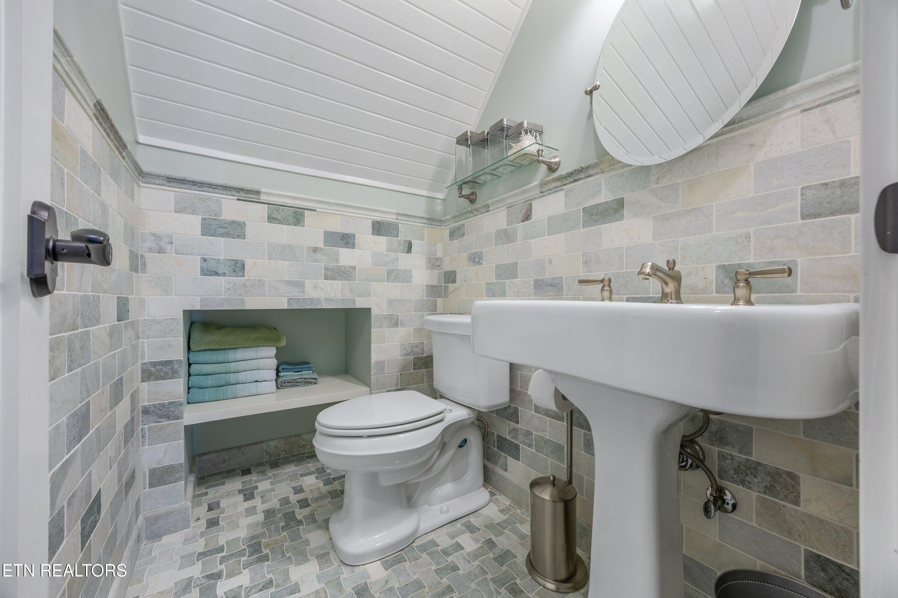 Sharps Chapel, Tennessee, 37866, United States, 3 Bedrooms Bedrooms, ,6 BathroomsBathrooms,Residential,Active,2025174