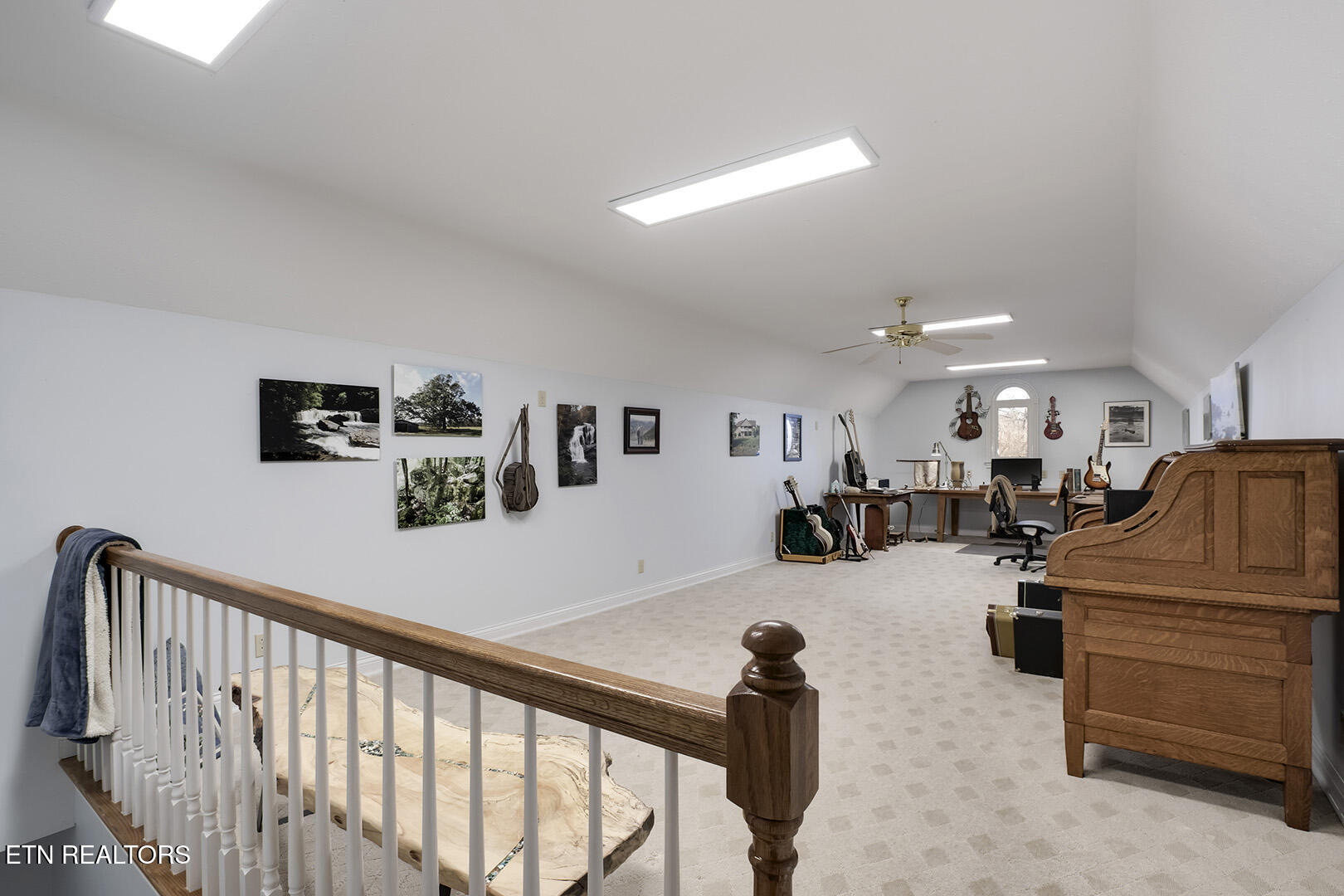 Loudon, Tennessee 37774, United States, 5 Bedrooms Bedrooms, ,4 BathroomsBathrooms,Residential,Active,84891