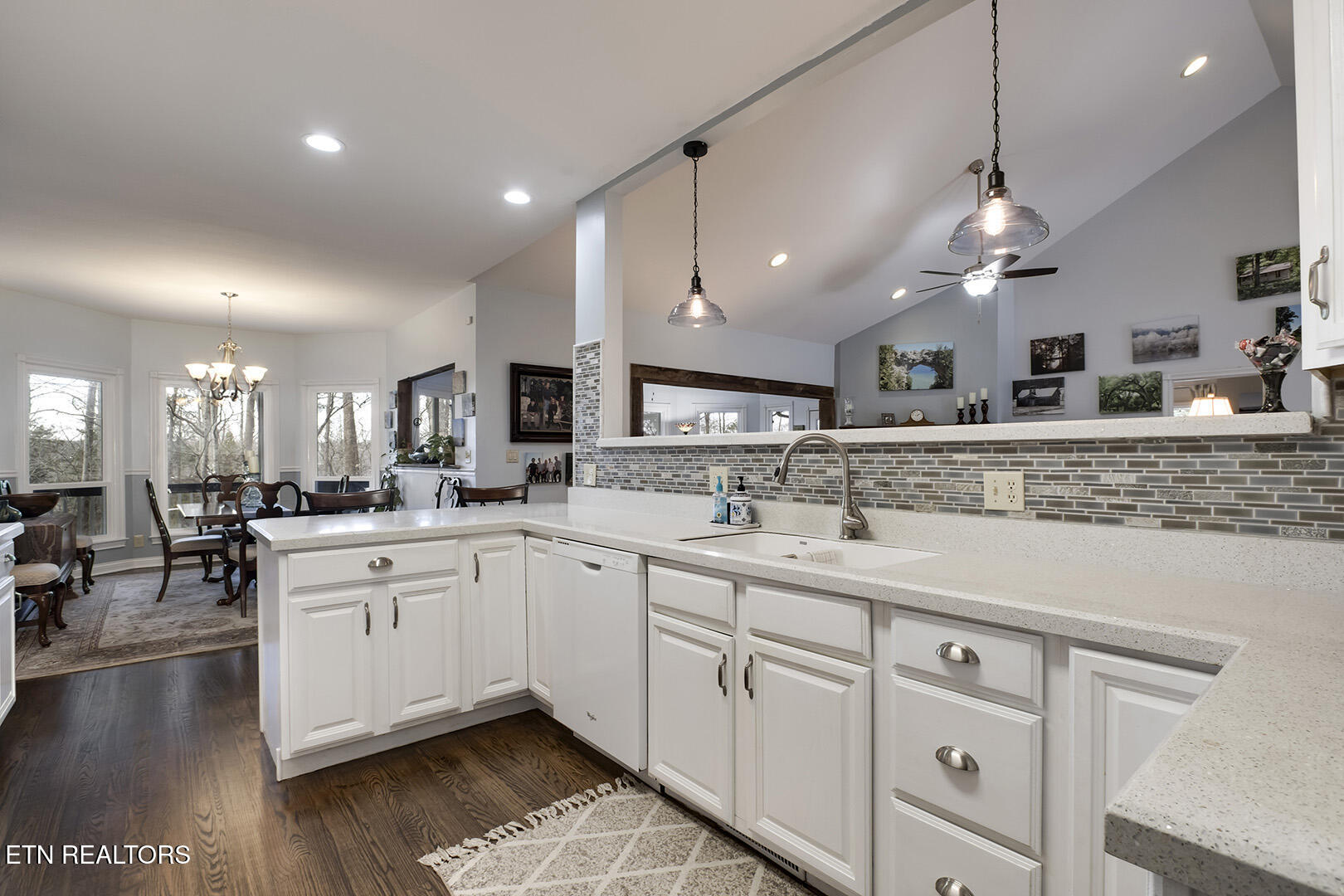 Loudon, Tennessee 37774, United States, 5 Bedrooms Bedrooms, ,4 BathroomsBathrooms,Residential,Active,84891