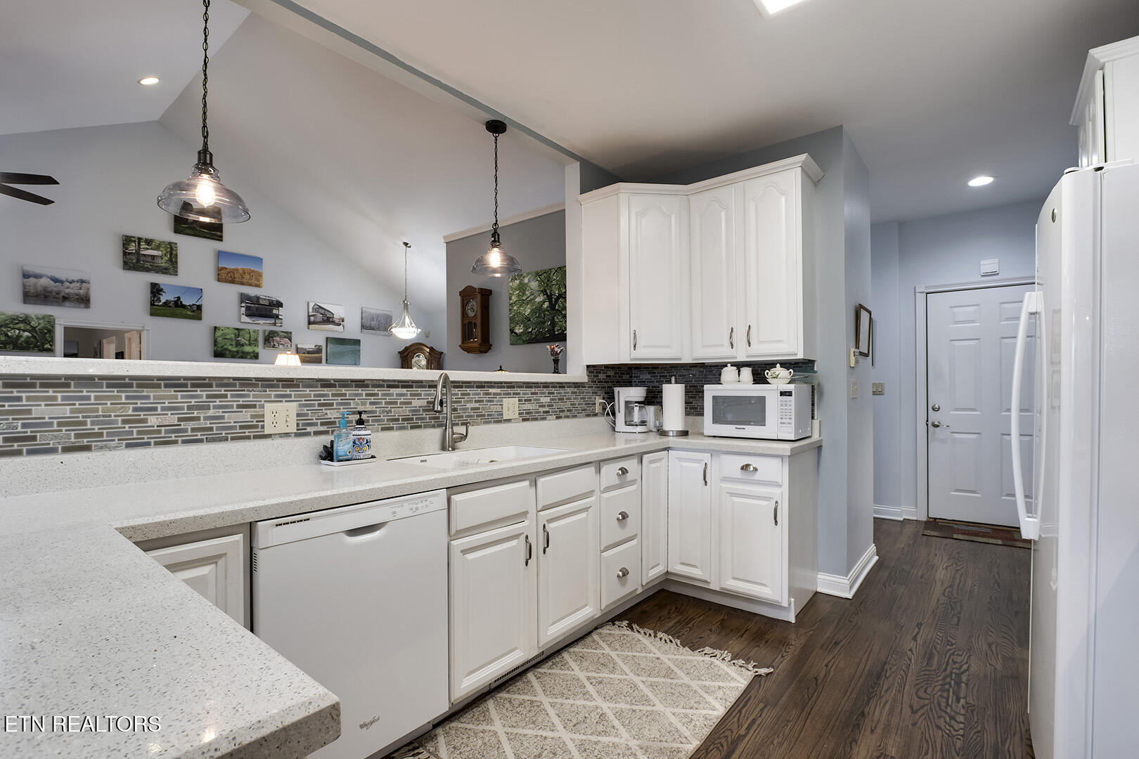 Loudon, Tennessee 37774, United States, 5 Bedrooms Bedrooms, ,4 BathroomsBathrooms,Residential,Active,84891