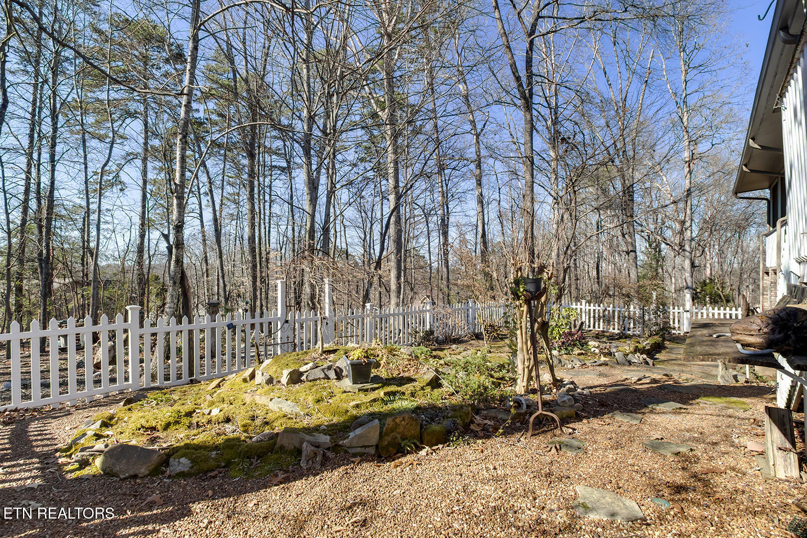 Loudon, Tennessee 37774, United States, 5 Bedrooms Bedrooms, ,4 BathroomsBathrooms,Residential,Active,84891