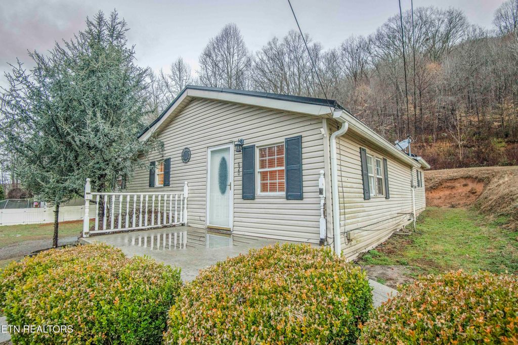 Photo of 620 E E Spring St St, Oliver Springs, TN 37840 (MLS # 1289407)