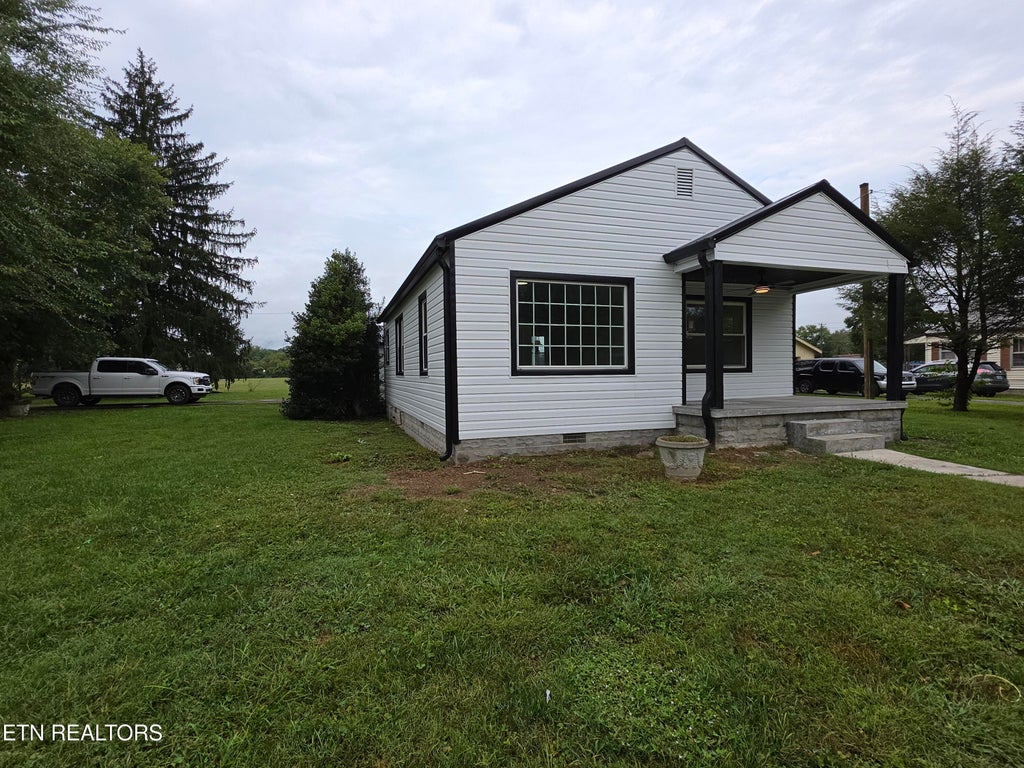 Photo of 305 N 15th St, Middlesboro, KY 40965 (MLS # 1356312)