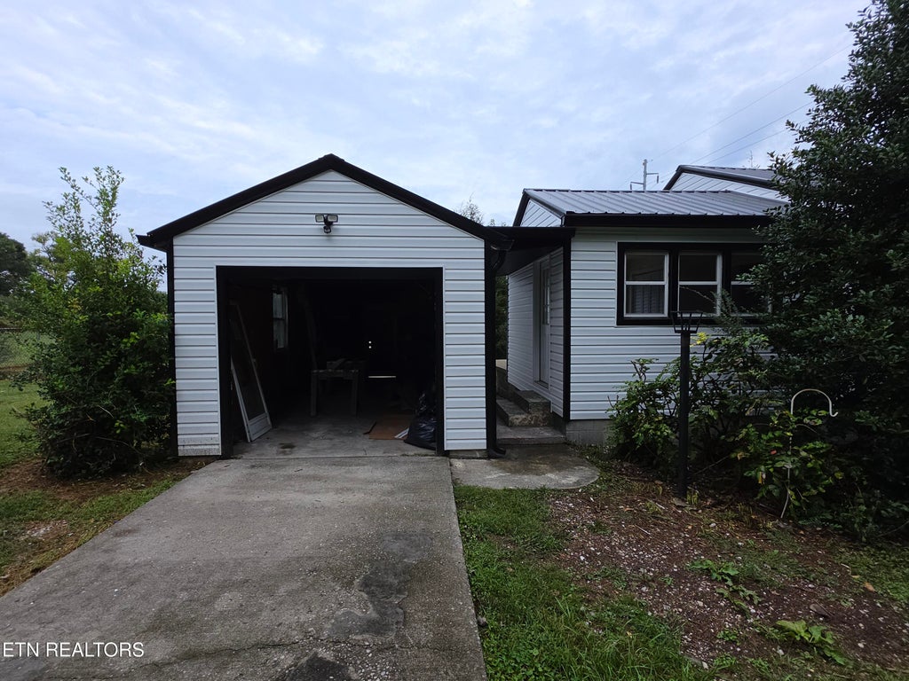 Photo of 305 N 15th St, Middlesboro, KY 40965 (MLS # 1356312)