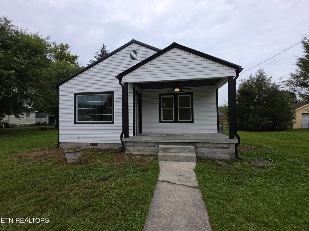 Photo of 305 N 15th St, Middlesboro, KY 40965 (MLS # 1356312)