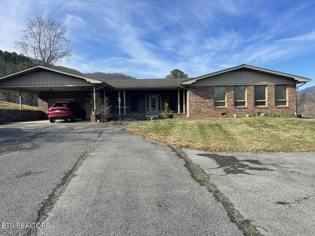 Photo of 409 Fairview Rd, Middlesboro, KY 40965 (MLS # 1324858)