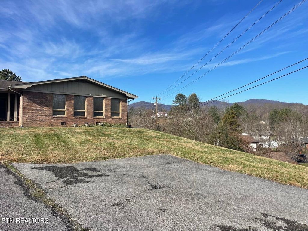 Photo of 409 Fairview Rd, Middlesboro, KY 40965 (MLS # 1324858)