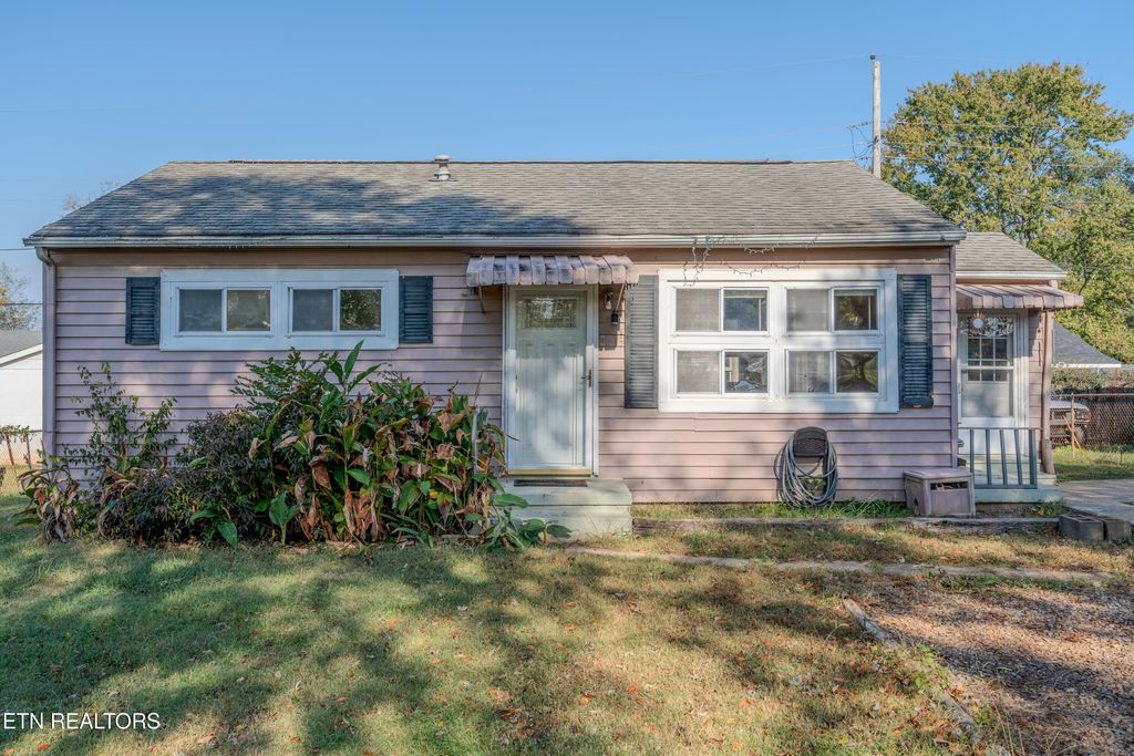 Photo of 2313 Grove St, Maryville, TN 37804 (MLS # 1319821)