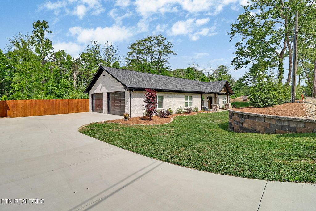 Photo of 200 Easter St, Harriman, TN 37748 (MLS # 1339987)