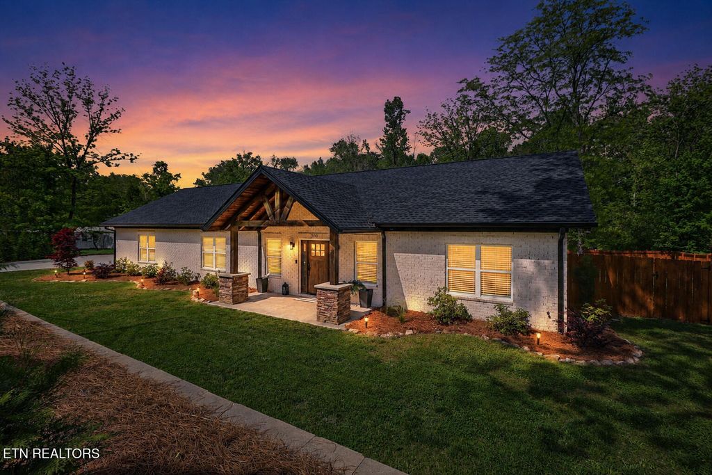 Photo of 200 Easter St, Harriman, TN 37748 (MLS # 1339987)