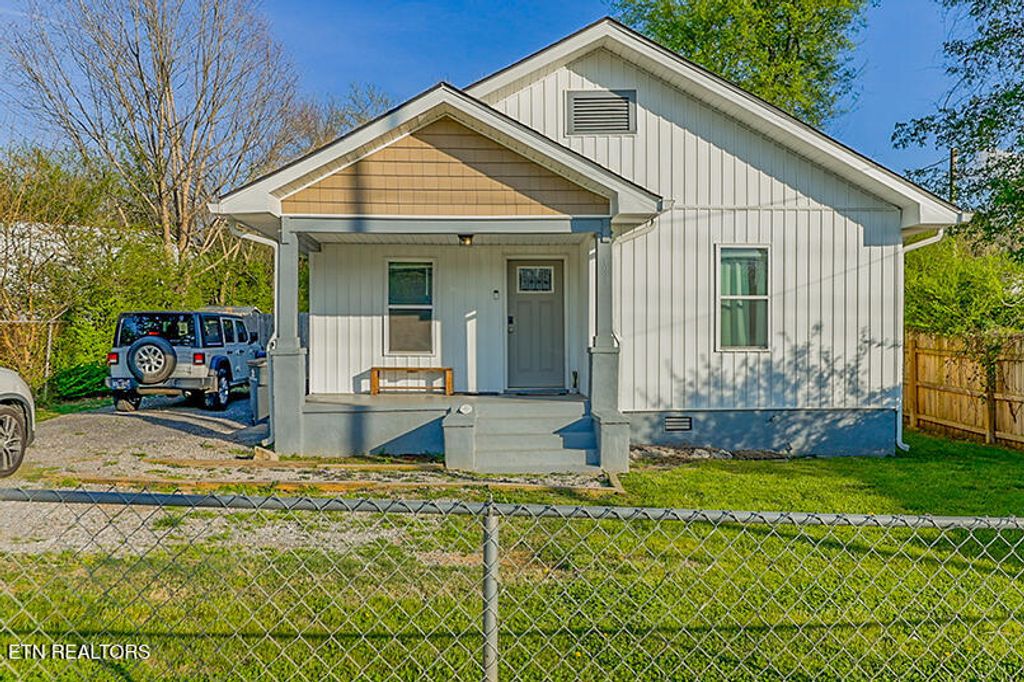 Photo of 1002 Maryville Pike, Knoxville, TN 37920 (MLS # 1337873)