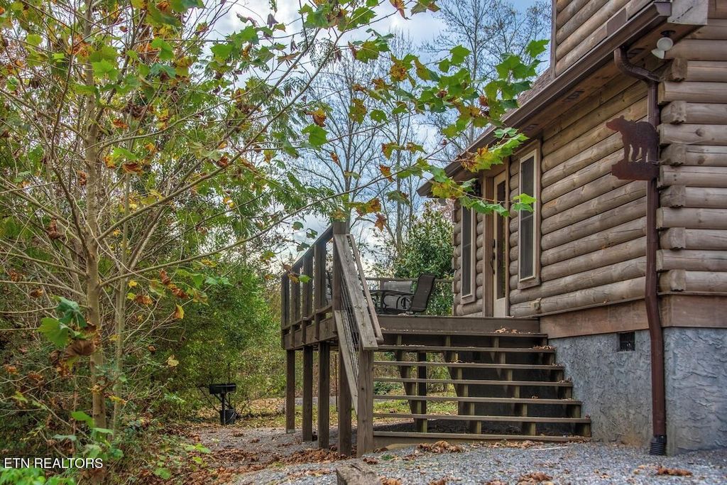Photo of 820 Crest View Drive, Gatlinburg, TN 37738 (MLS # 1331032)
