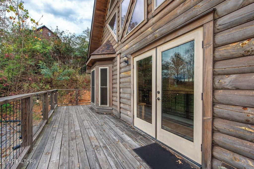 Photo of 820 Crest View Drive, Gatlinburg, TN 37738 (MLS # 1331032)