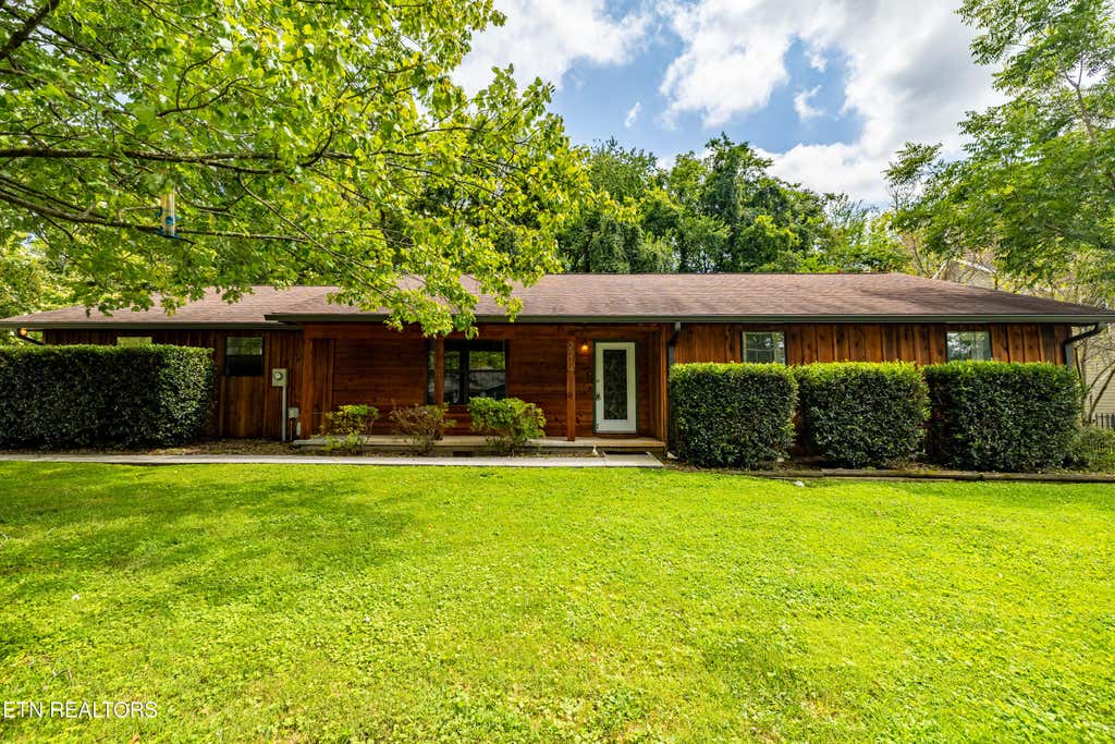 Photo of 2214 Eva Jean Drive, Maryville, TN 37804 (MLS # 1352426)